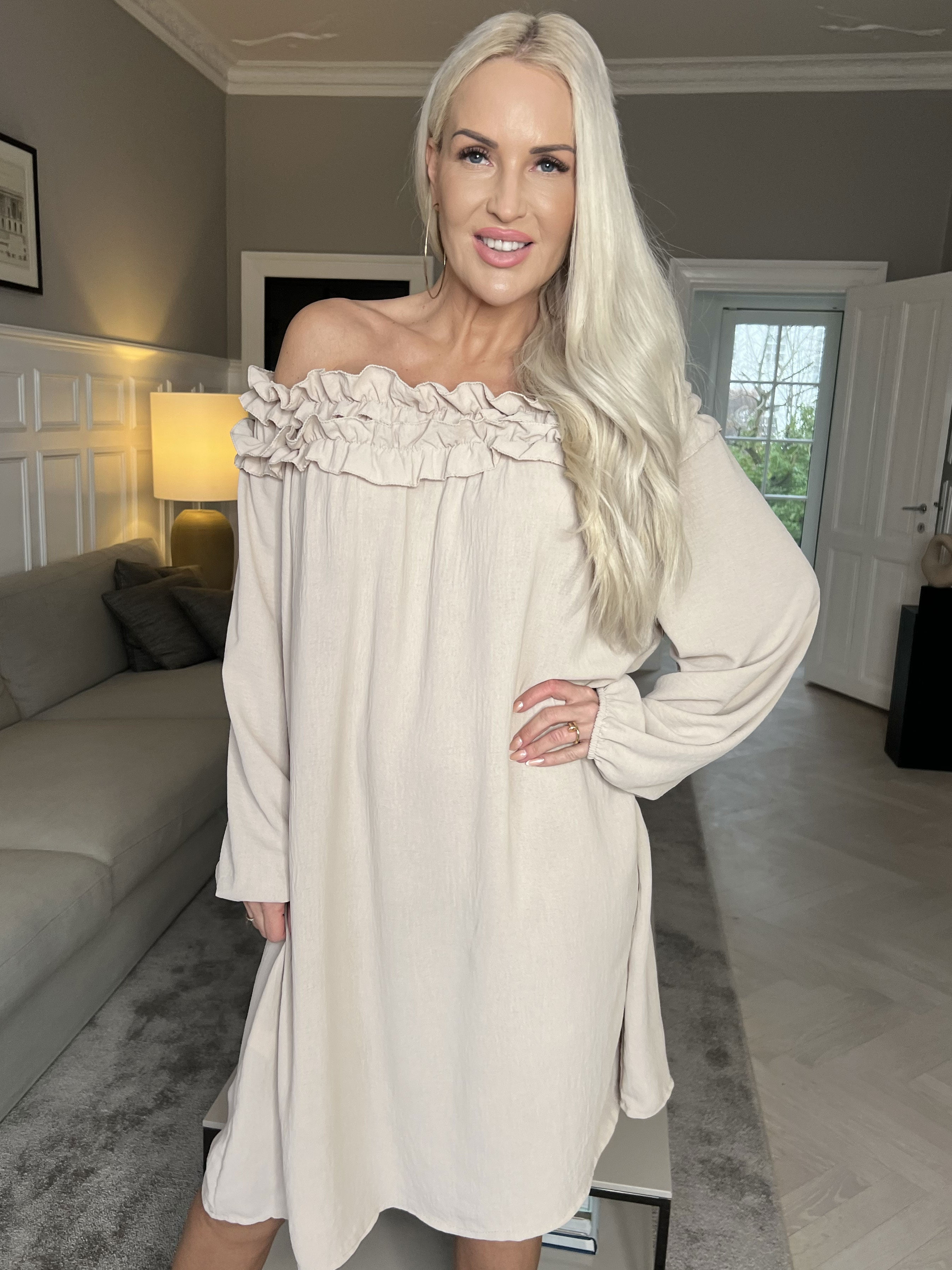 Chili Dress - Kjole med lange ærmer og flæser i udskæringen